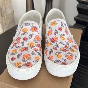 Vans Slip On Sneakers - Size 7 - Like NEW
Butterflies 🦋 & Flowers 🌺